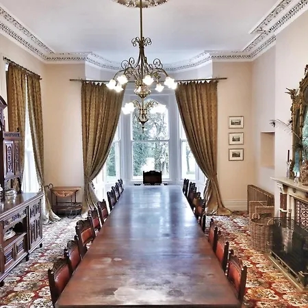 منزل ريفي Edmondstown House *